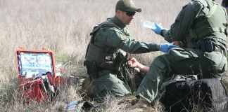 Agentes de la Patrulla Fronteriza de Estados Unidos brindan asistencia a un migrante. Foto: CBP/La Hora