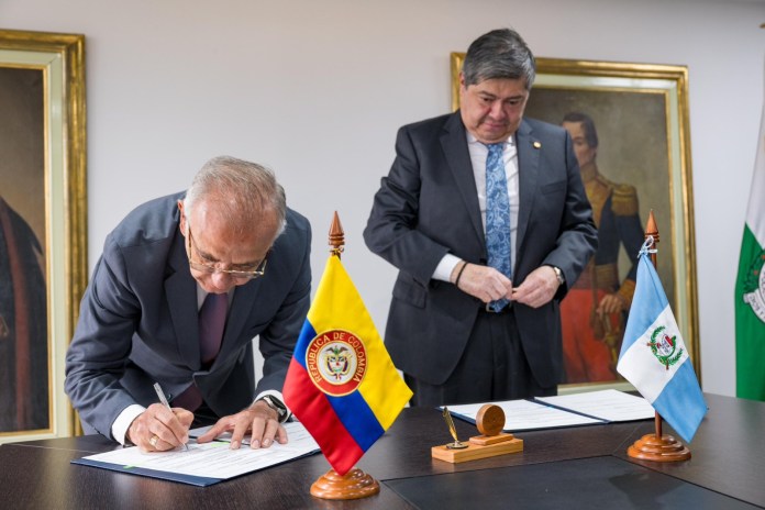 El convenio firmado entre Jiménez y Velásquez tendrá una duración de 5 años. Foto: Mingob