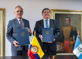 De izquierda a derecha: Iván Velásquez, ministro de la Defensa Colombia; y Francisco Jiménez, jefe de la cartera del Interior de Guatemala. Foto: Ministerio de Gobernación