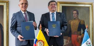 De izquierda a derecha: Iván Velásquez, ministro de la Defensa Colombia; y Francisco Jiménez, jefe de la cartera del Interior de Guatemala. Foto: Ministerio de Gobernación