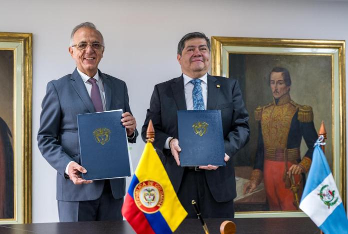 De izquierda a derecha: Iván Velásquez, ministro de la Defensa Colombia; y Francisco Jiménez, jefe de la cartera del Interior de Guatemala. Foto: Ministerio de Gobernación