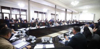 Los jefes de bloque aprobaron iniciar la discusión de una ley para colocar un impuesto a los vendedores informales. Foto: Congreso