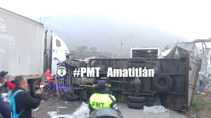 Un camión volcó que afecta tránsito de Palín a la capital. Foto: PMT de Amatitlán