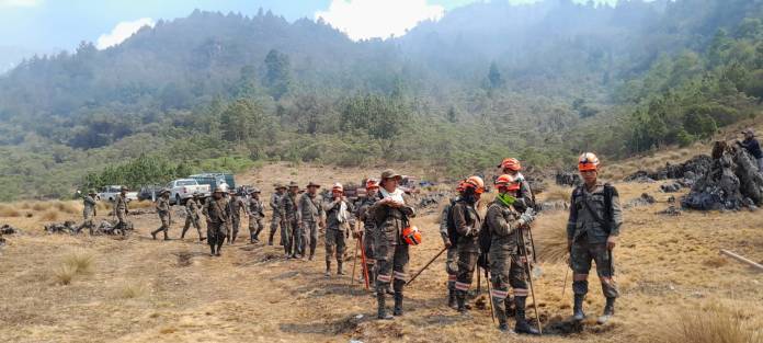 Los cuerpos de socorro del Ejército también se han sumado al combate de los varios incendios en el país. Foto: Conred