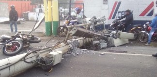 Poste caído en Amatitlán complica el paso vehicular hacia ese municipio por la Ruta CA-09 Sur. Foto: X de Dalia Santos