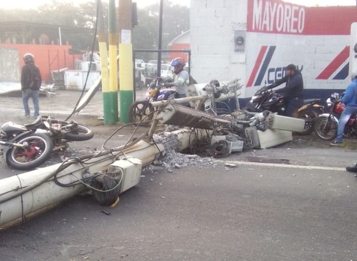 Poste caído en Amatitlán complica el paso vehicular hacia ese municipio por la Ruta CA-09 Sur. Foto: X de Dalia Santos