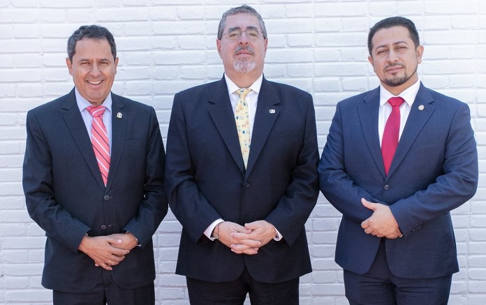 De izquierda a derecha: Oscar Cruz, presidente del Organismo Judicial; Bernardo Arévalo, presidente de la República; Nery Ramos, presidente del Congreso. Foto: X de Bernardo Arévalo