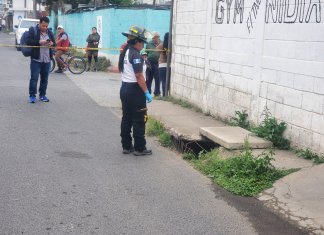 Escena en la cual fue abandonado el cuerpo sin vida de una mujer, en San José Pinula. Foto: Bomberos Voluntarios