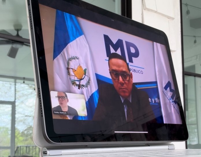 El político republicano Robby Starbuck publicó una fotografía de la comunicación por videoconferencia que sostuvo con Ángel Pineda, secretario general del Ministerio Público (MP). Foto: X de Robby Starbuck