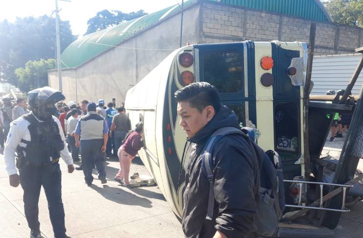 Autoridades acuden a verificar la situación y ayudar a las víctimas del accidente de tránsito. Foto: X de Mynor Espinoza