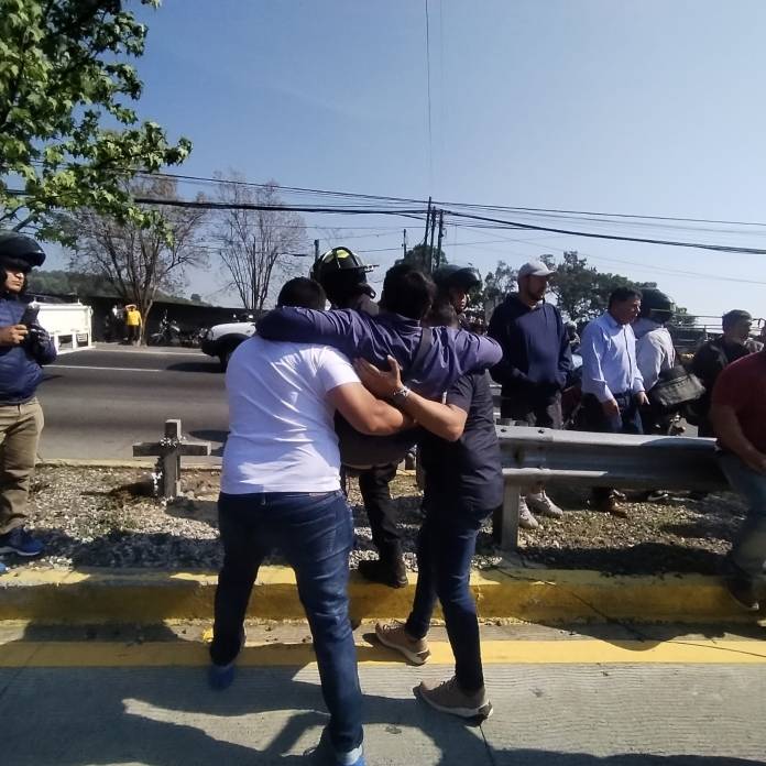 Vecinos colaboraron en el rescate de los heridos que quedaron dentro del bus. Foto: X de Mynor Espinoza