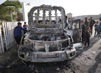 La gente se reúne alrededor del automóvil del grupo de ayuda estadounidense World Central Kitchen que fue alcanzado por un ataque israelí el día anterior en Deir al-Balah, en la zona central de la Franja de Gaza. (Foto de AFP)