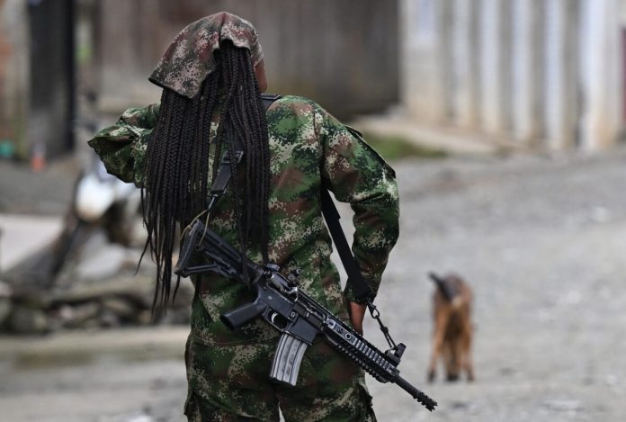  Un miembro del frente Carlos Patiño de las patrullas guerrilleras disidentes de las FARC en el Cañón de Micay. (Foto de Raúl ARBOLEDA / AFP)