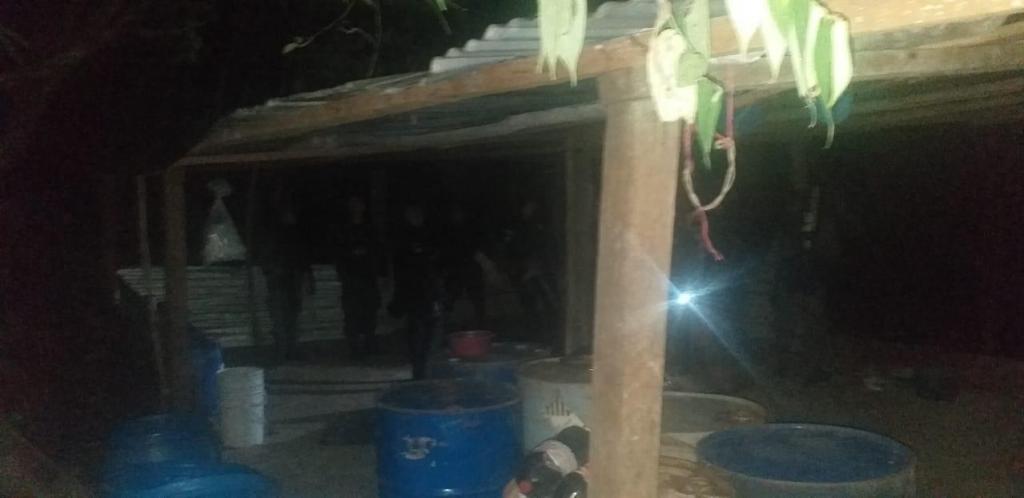 Autoridades antinarcóticas localizaron y destruyeron una estructura de la cual se presume era utilizada como laboratorio para fabricar drogas. Foto: Ejército de Guatemala