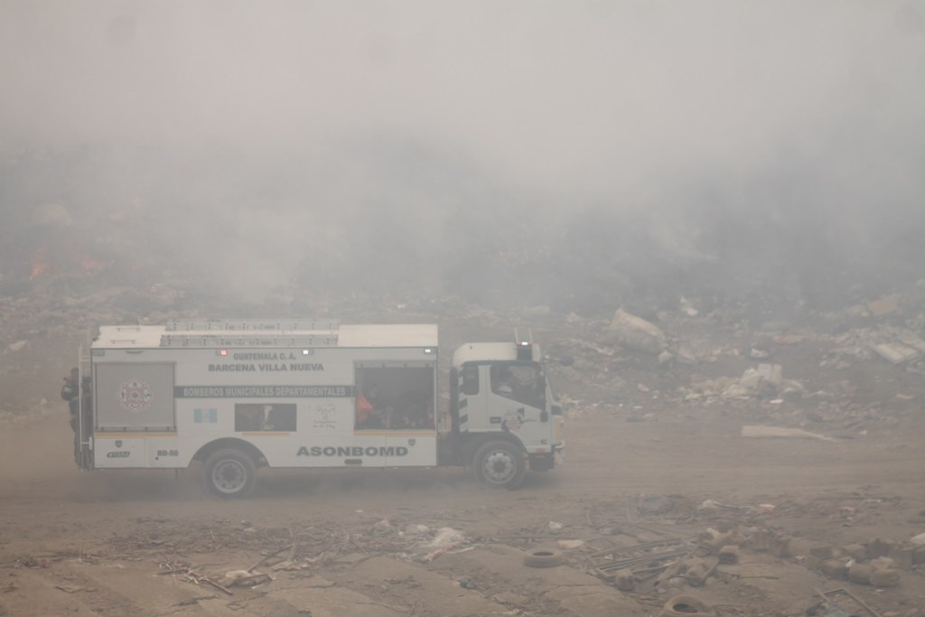 Los bomberos intentan controlar el incendio en el vertedero de AMSA. Foto: La Hora / José Orozco.