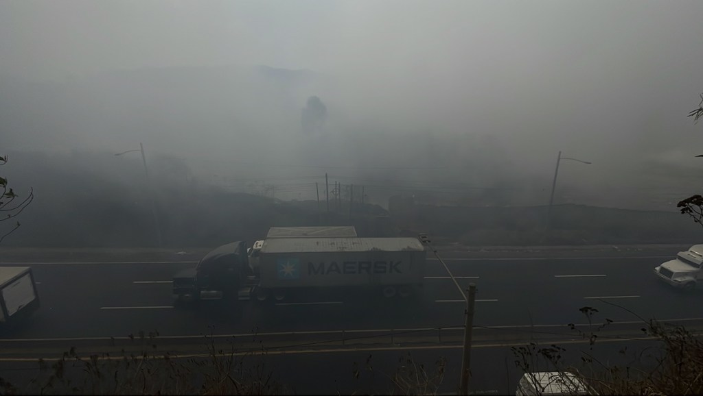 Pasar por el kilómetro 22 es riesgoso para la salud, pero también por la escasa visibilidad que causa el humo. Foto: La Hora / José Orozco.