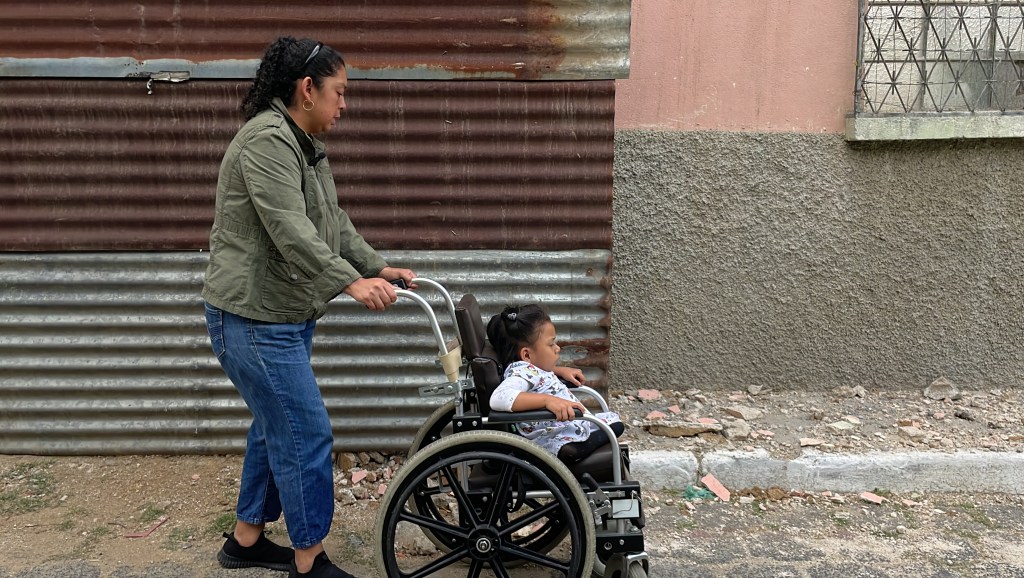 María del Carmen ha tenido que dormir en el suelo en los hospitales para acompañar a su pequeña hija. (Foto La Hora: José Orozco)