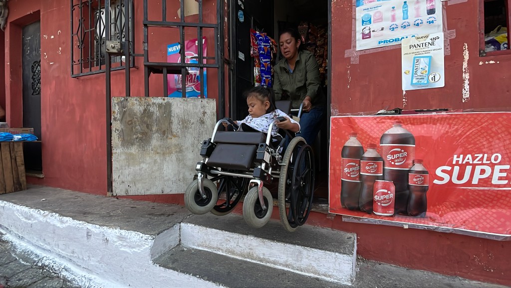 María del Carmen tuvo que dejar su trabajo para atender a su hija, ahora tiene una pequeña tienda de barrio. (Foto La Hora: José Orozco)