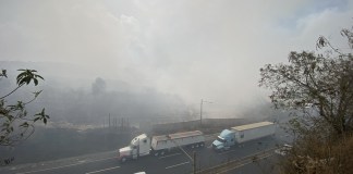 Las columnas de humo se ven desde distintos puntos de la carretera. Foto: La Hora / José Orozco.