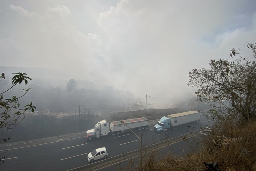 Las columnas de humo se ven desde distintos puntos de la carretera. Foto: La Hora / José Orozco.
