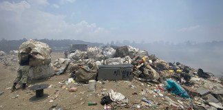 Más de mil toneladas diarias de basura recibe el vertedero de AMSA, en el kilómetro 22 de la ruta al Pacífico. Foto: La Hora / José Orozco.