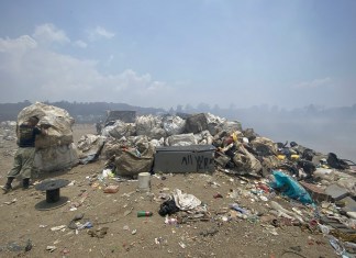 Más de mil toneladas diarias de basura recibe el vertedero de AMSA, en el kilómetro 22 de la ruta al Pacífico. Foto: La Hora / José Orozco.