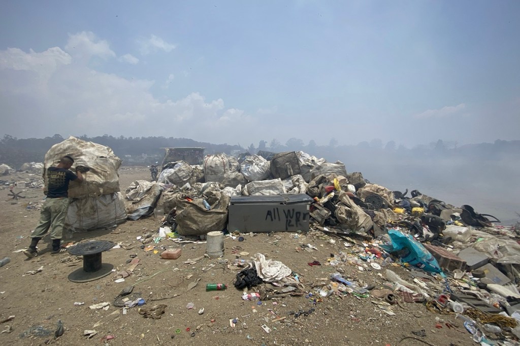 Más de mil toneladas diarias de basura recibe el vertedero de AMSA, en el kilómetro 22 de la ruta al Pacífico. Foto: La Hora / José Orozco.
