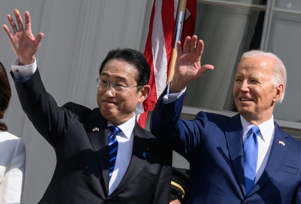El primer ministro japonés, Fumio Kishida (i), y el presidente estadounidense, Joe Biden, saludan desde un balcón durante una ceremonia oficial de llegada al jardín sur de la Casa Blanca en Washington, DC, el 10 de abril de 2024. (Foto de Mandel NGAN / AFP)