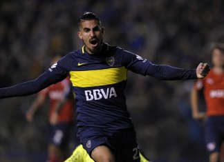 El mediocampista de Boca Juniors, Oscar "Junior" Benítez, celebra después de anotar el segundo gol del equipo contra Independiente durante su partido de fútbol. (Foto de ALEJANDRO PAGNI / AFP)