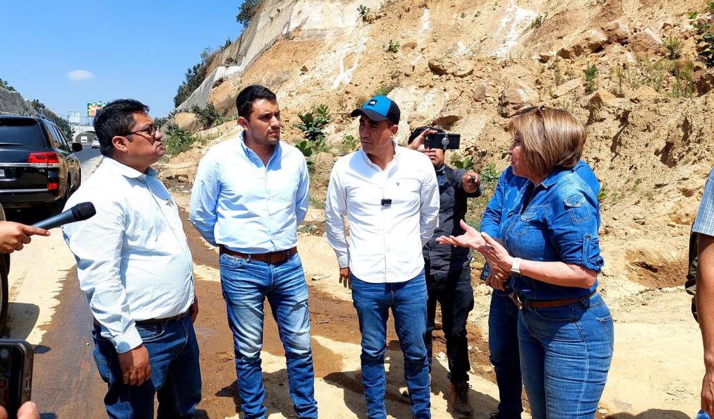 The Minister of Communications, JazmÃn de la Vega, supervises the work on a section of the Chimaltenango Bypass.  The portfolio that she directs has focused in the first months on identifying possible illegalities in the management of resources of the previous administration.  Photo: CIV/La Hora