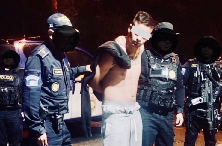 Autoridades capturan a presunto integrante de la Pandilla del Barrio 18 y presunto extorsionista, identificado como Erick "N". Foto: PNC