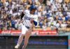 Shohei Ohtani (17), de Los Angeles Dodgers, recorre las bases con un doble de dos carreras de Freddie Freeman durante la quinta entrada de un juego de béisbol contra los Mets de Nueva York en Los Ángeles, el domingo 21 de abril de 2024. (Foto AP/Kyusung Gong)