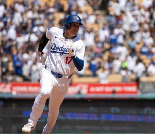 Shohei Ohtani (17), de Los Angeles Dodgers, recorre las bases con un doble de dos carreras de Freddie Freeman durante la quinta entrada de un juego de béisbol contra los Mets de Nueva York en Los Ángeles, el domingo 21 de abril de 2024. (Foto AP/Kyusung Gong)