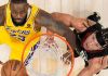 El alero de Los Angeles Lakers, LeBron James (23) y el alero de los Denver Nuggets, Aaron Gordon (50), miran el balón durante la segunda mitad del Juego 2 de una serie de playoffs de primera ronda de baloncesto de la NBA, el lunes 22 de abril de 2024, en Denver. (Foto AP/Jack Dempsey)