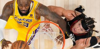 El alero de Los Angeles Lakers, LeBron James (23) y el alero de los Denver Nuggets, Aaron Gordon (50), miran el balón durante la segunda mitad del Juego 2 de una serie de playoffs de primera ronda de baloncesto de la NBA, el lunes 22 de abril de 2024, en Denver. (Foto AP/Jack Dempsey)
