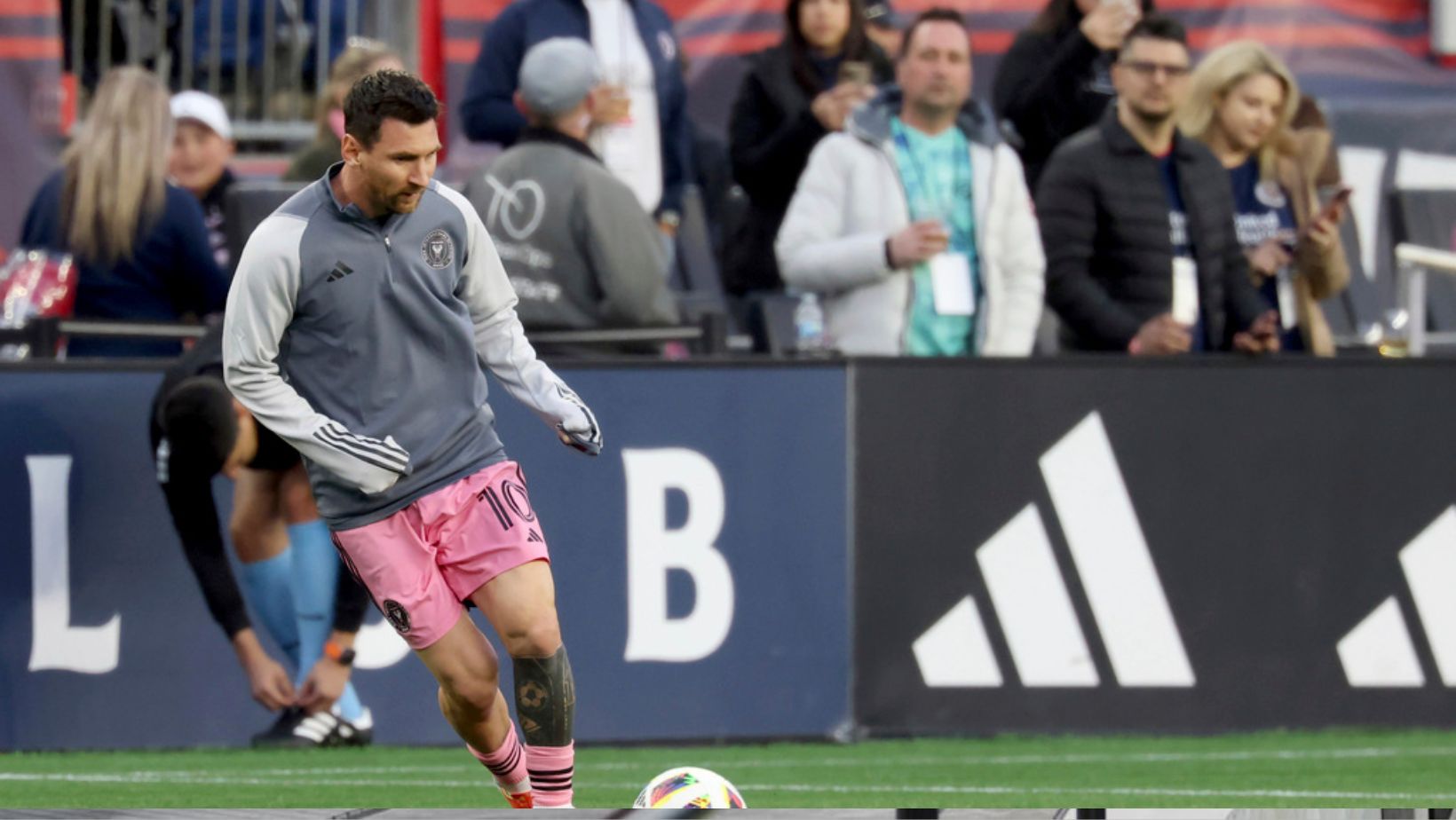 El delantero del Inter Miami Lionel Messi (10) calienta antes de un partido de fútbol de la MLS contra el New England Revolution, el sábado 27 de abril de 2024, en Foxborough, Massachusetts (AP Photo/Mark Stockwell)