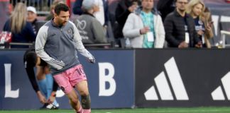 El delantero del Inter Miami Lionel Messi (10) calienta antes de un partido de fútbol de la MLS contra el New England Revolution, el sábado 27 de abril de 2024, en Foxborough, Massachusetts (AP Photo/Mark Stockwell)