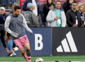 El delantero del Inter Miami Lionel Messi (10) calienta antes de un partido de fútbol de la MLS contra el New England Revolution, el sábado 27 de abril de 2024, en Foxborough, Massachusetts (AP Photo/Mark Stockwell)