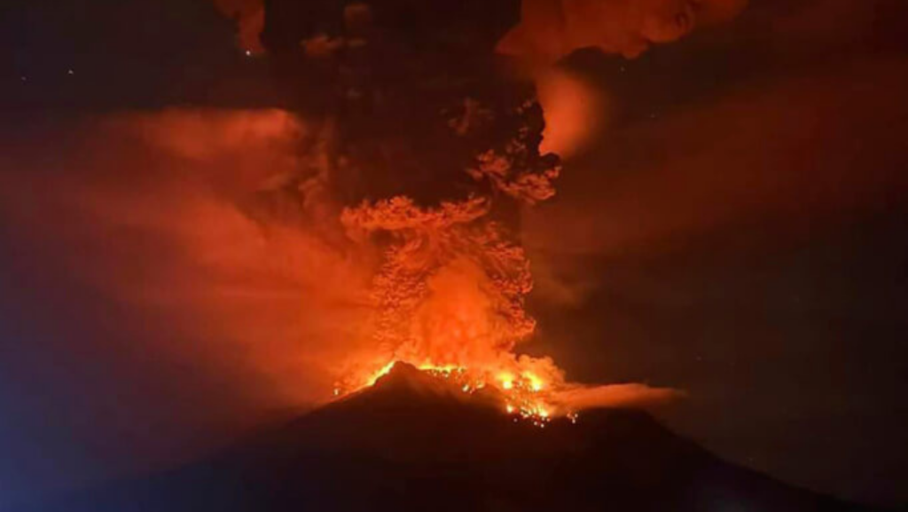 Se puede ver lava ardiente que brilla en el cráter del monte Ruang durante su erupción en la isla Sangihe, en Indonesia. (BPBD Sitaro vía AP)