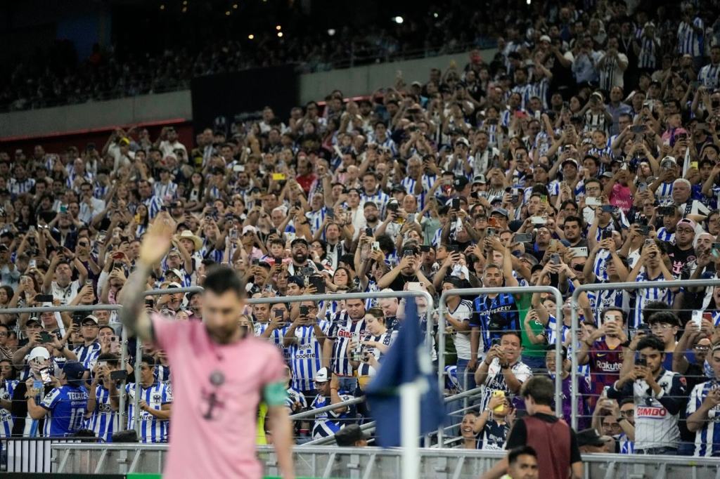 Una multitud de aficionados usa sus teléfonos para fotografiar a Lionel Messi, del Inter Miami, quien se dispone a cobrar un tiro de esquina ante el Monterrey, en un partido de la Copa de Campeones de la CONCACAF, el miércoles 10 de abril de 2024 (AP Foto/Eduardo Verdugo)