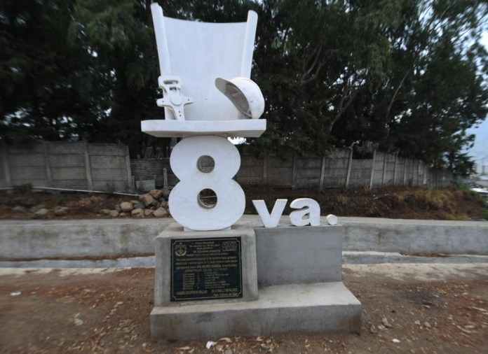 Un rústico monumento fue instalado en la 8a. calle, al inicio de la obra, el día que fue inaugurada aunque no hay indicios de que el proyecto siga. Foto: La Hora / Fabrizio Alonzo.