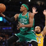 ARCHIVO - El jugador de los Boston Celtics, Rajon Rondo, dispara mientras el base de los LA Lakers, Derek Fisher (derecha), observa antes de que los LA Lakers ganaran 102-89 en el primer juego de las finales de la NBA en el Staples Center de Los Ángeles el 3 de junio de 2010. Foto: MARK RALSTON-AFP/La Hora