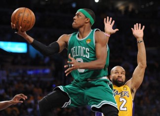 ARCHIVO - El jugador de los Boston Celtics, Rajon Rondo, dispara mientras el base de los LA Lakers, Derek Fisher (derecha), observa antes de que los LA Lakers ganaran 102-89 en el primer juego de las finales de la NBA en el Staples Center de Los Ángeles el 3 de junio de 2010. Foto: MARK RALSTON-AFP/La Hora