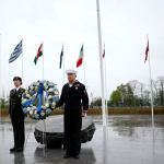 Dos militares se ven bajo las banderas de los estados miembros de la OTAN durante una ofrenda floral en la sede de la alianza en Bruselas, el jueves 4 de abril de 2024. La OTAN celebra el jueves 75 años desde la firma de su tratado fundacional. (AP Foto/Virginia Mayo)