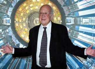 El profesor Peter Higgs en el Museo de Ciencias de Londres, el 11 de diciembre de 2013. El físico ganador del premio Nobel, que propuso la existencia de la "partícula de Dios", murió a los 94 años, se informó el 9 de abril de 2024. (Foto, Sean Dempsey/PA vía AP)