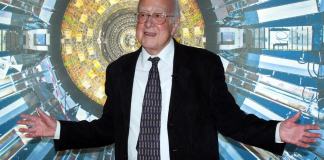 El profesor Peter Higgs en el Museo de Ciencias de Londres, el 11 de diciembre de 2013. El físico ganador del premio Nobel, que propuso la existencia de la "partícula de Dios", murió a los 94 años, se informó el 9 de abril de 2024. (Foto, Sean Dempsey/PA vía AP)