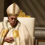 El papa Francisco preside la vigilia de Pascua en la Basílica de San Pedro en el Vaticano, el sábado 30 de marzo de 2024. (AP Foto/Alessandra Tarantino)