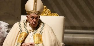 El papa Francisco preside la vigilia de Pascua en la Basílica de San Pedro en el Vaticano, el sábado 30 de marzo de 2024. (AP Foto/Alessandra Tarantino)
