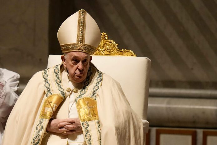 El papa Francisco preside la vigilia de Pascua en la Basílica de San Pedro en el Vaticano, el sábado 30 de marzo de 2024. (AP Foto/Alessandra Tarantino)