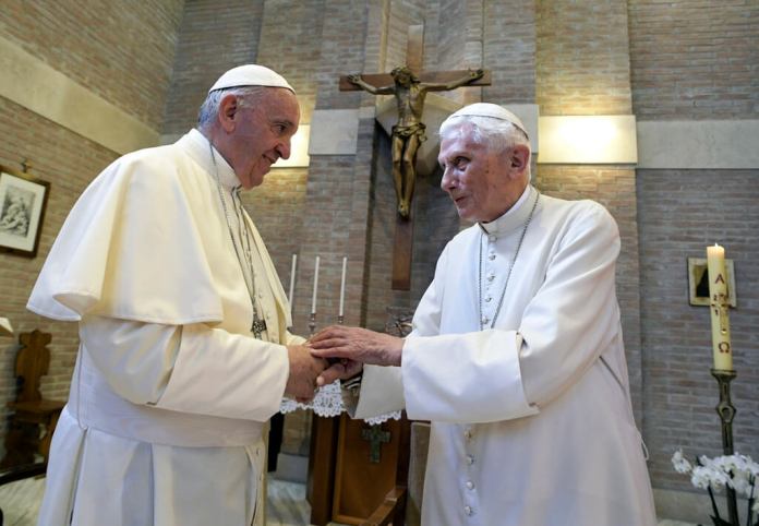 El papa Francisco (i) con su predecesor el papa Benedicto XVI, en el Vaticano el 28 de junio de 2017. (L'Osservatore Romano/Pool photo via AP, File)